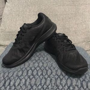 🎄Women’s size6 NIKE TR7 in season blk never worn